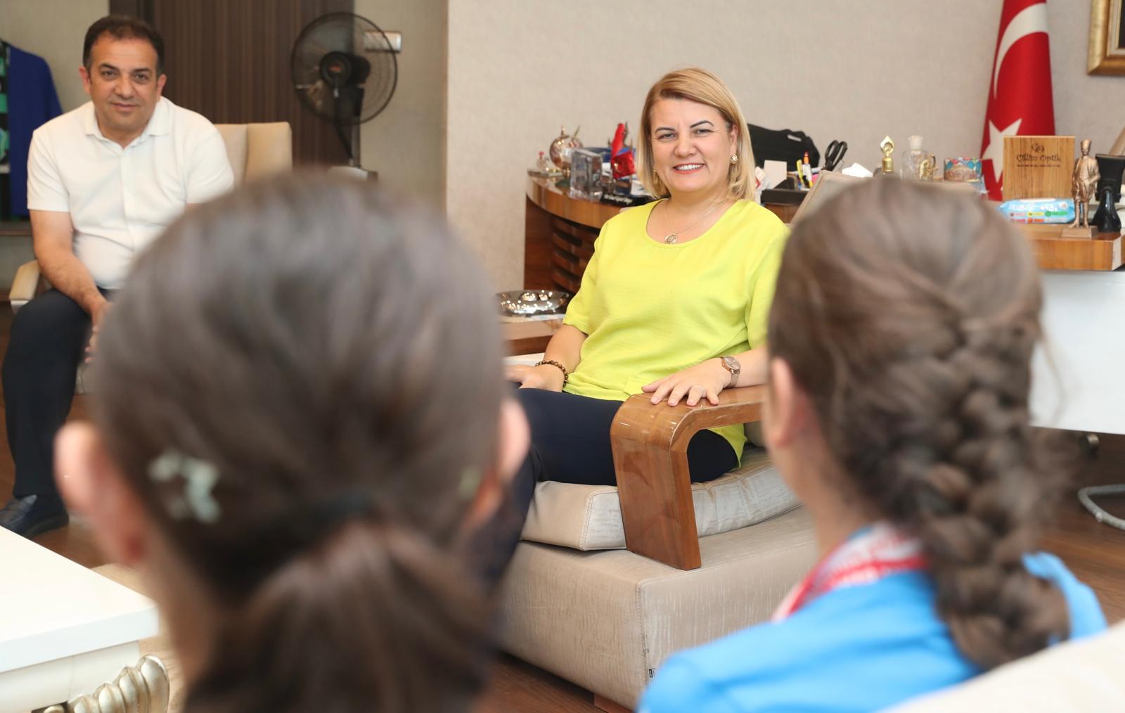 Fatma Başkan, İzmit’in gururu olan genç cimnastikçileri tebrik etti (3)