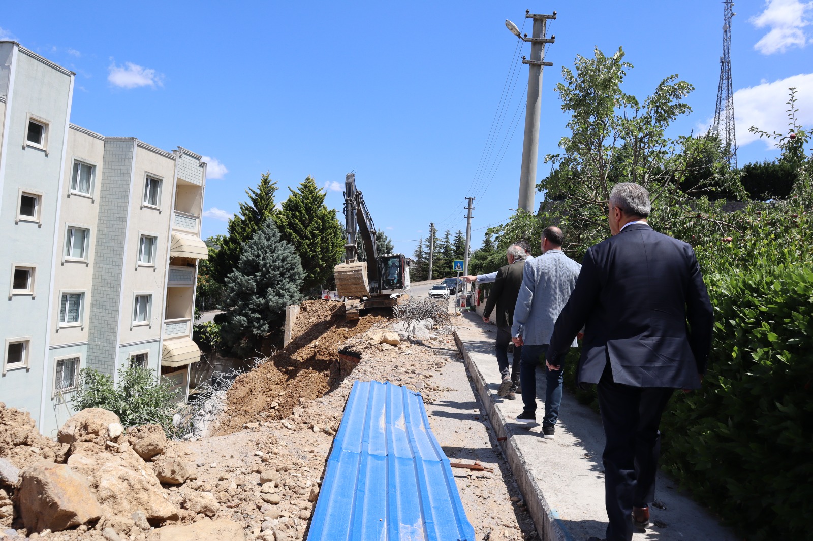 İzmit Belediyesi Huzur Sokak’ta istinat duvarı çalışmalarına aralıksız devam ediyor (1)
