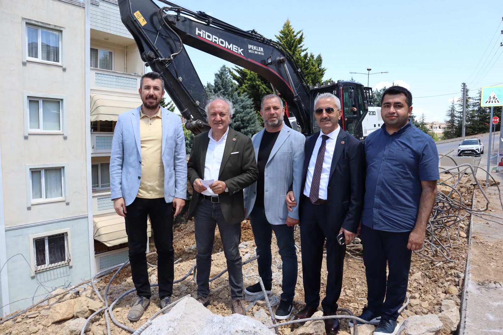 İzmit Belediyesi Huzur Sokak’ta istinat duvarı çalışmalarına aralıksız devam ediyor (2)