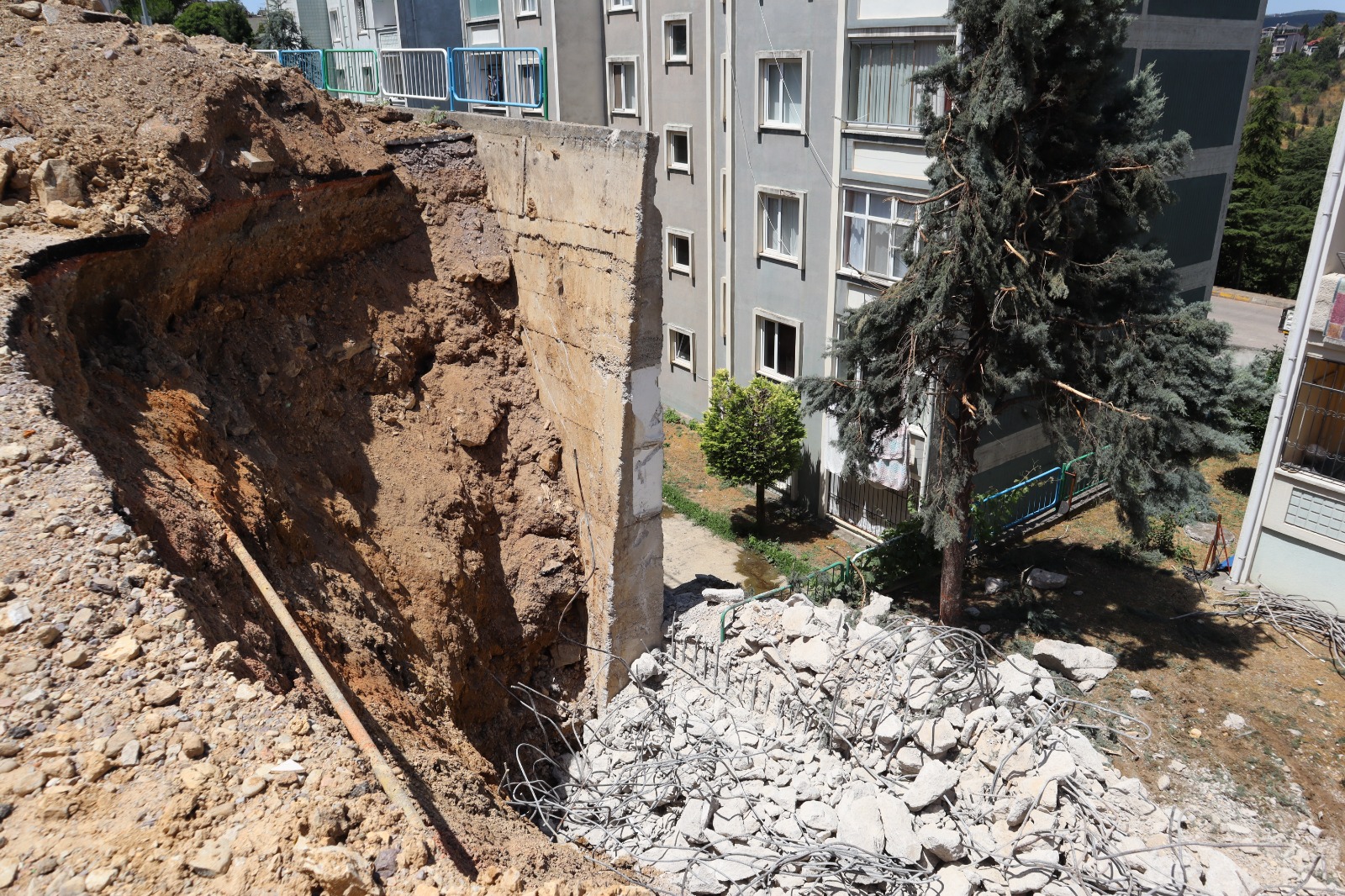 İzmit Belediyesi Huzur Sokak’ta istinat duvarı çalışmalarına aralıksız devam ediyor (4)