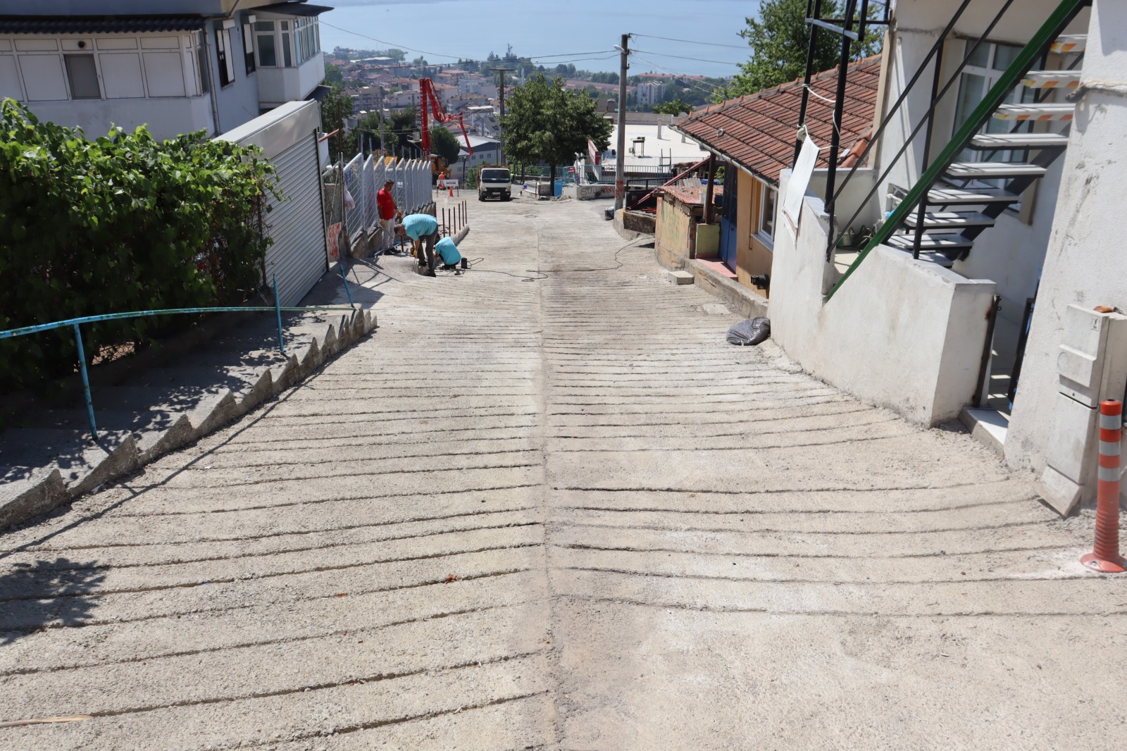 İzmit Belediyesi Neşe Sokak’ta 20 yıllık ulaşım sorununu çözdü (1)