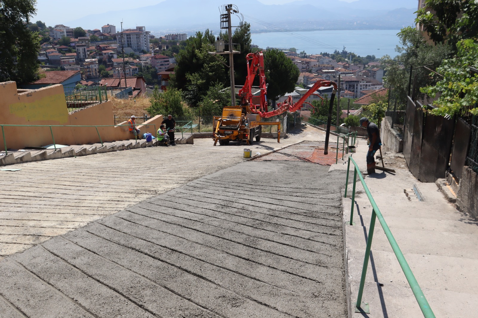 İzmit Belediyesi Neşe Sokak’ta 20 yıllık ulaşım sorununu çözdü (2)