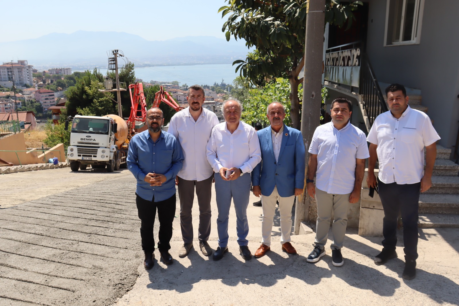 İzmit Belediyesi Neşe Sokak’ta 20 yıllık ulaşım sorununu çözdü (4)