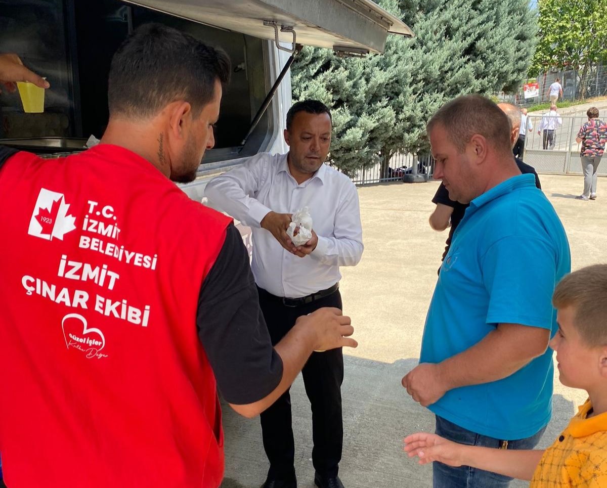 İzmit Belediyesi Orhan Mahallesi sakinleriyle Cuma namazı çıkışı buluştu (3)