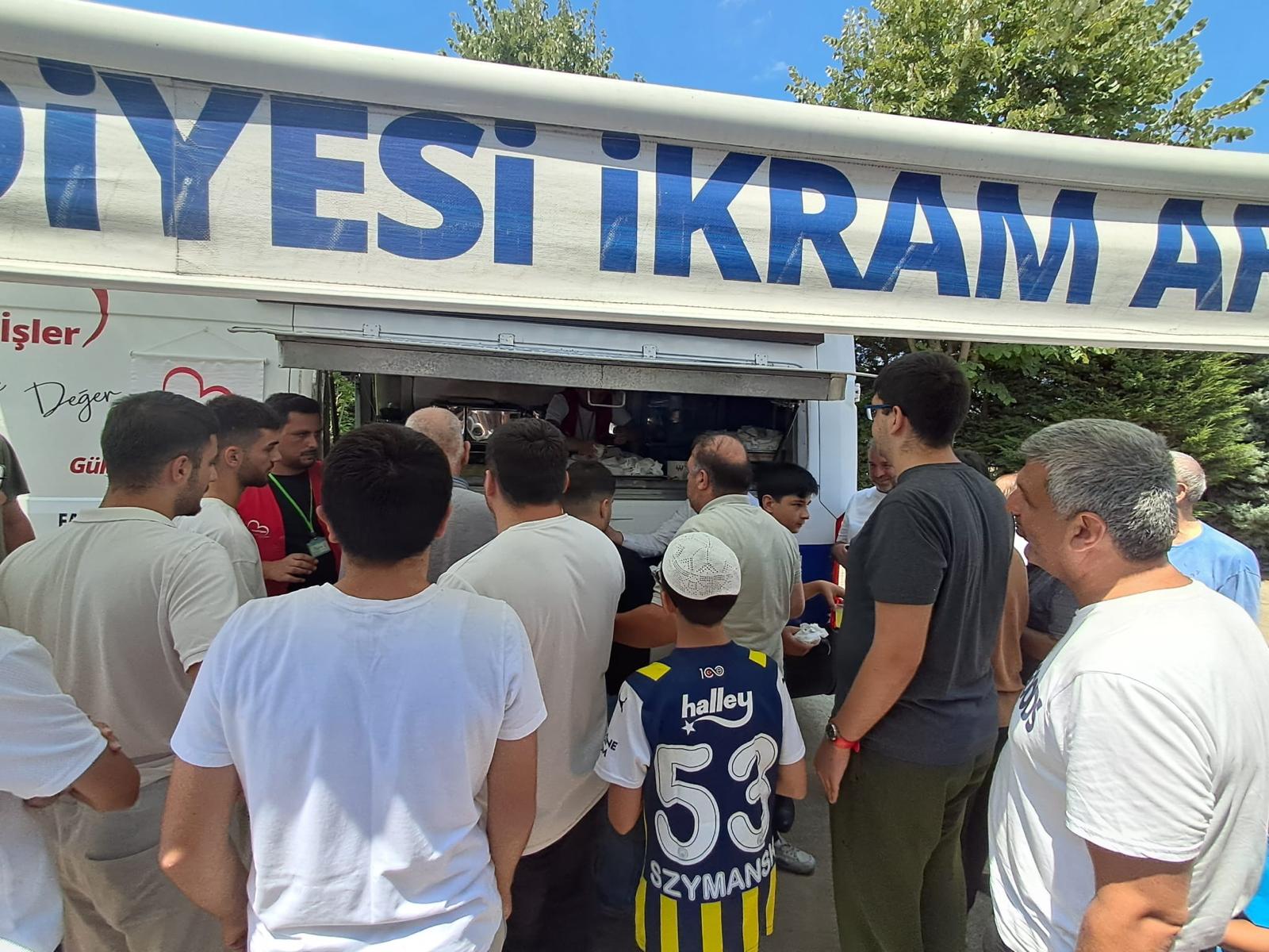 İzmit Belediyesi Orhan Mahallesi sakinleriyle Cuma namazı çıkışı buluştu (6)
