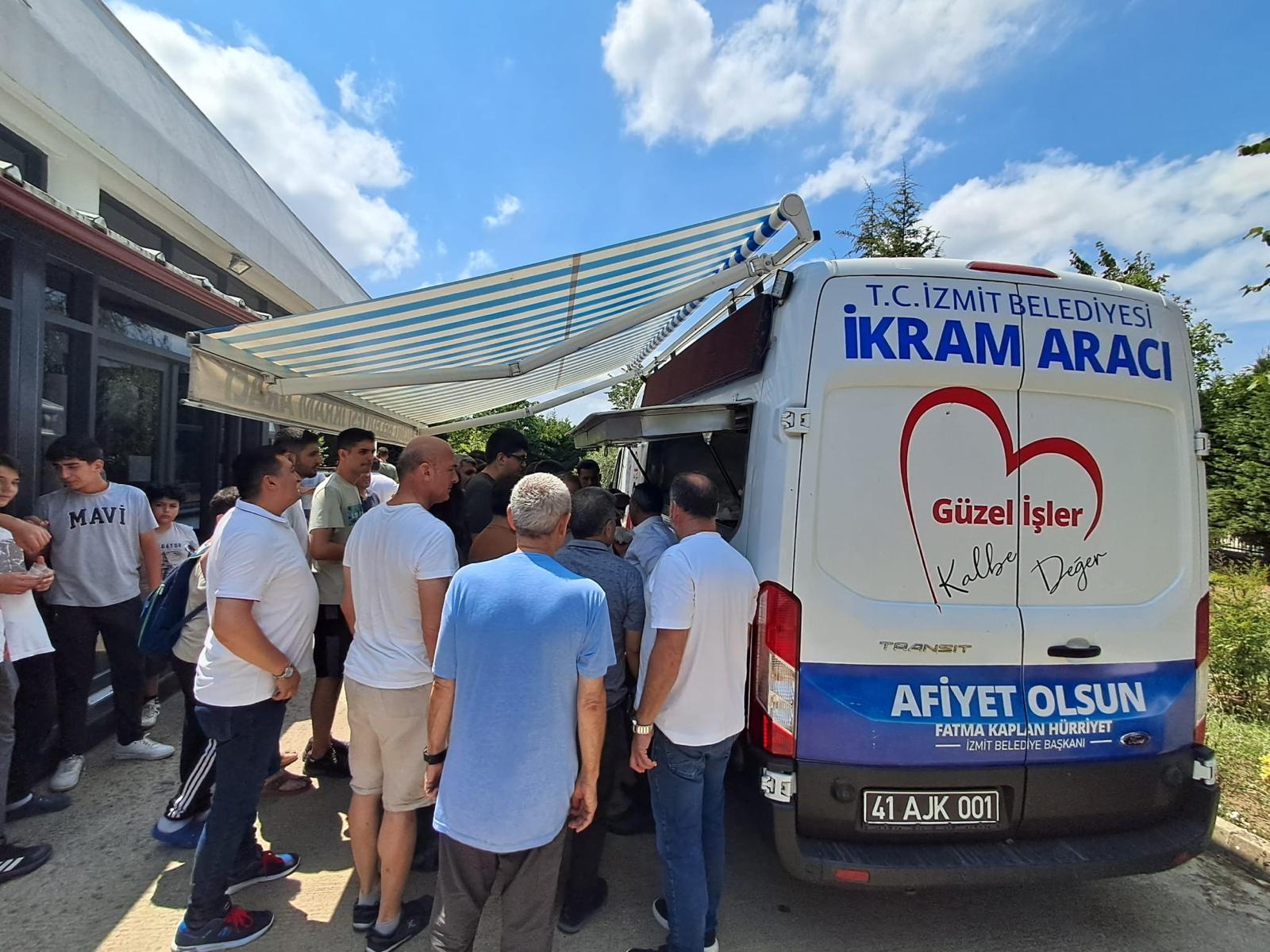 İzmit Belediyesi Orhan Mahallesi sakinleriyle Cuma namazı çıkışı buluştu (7)