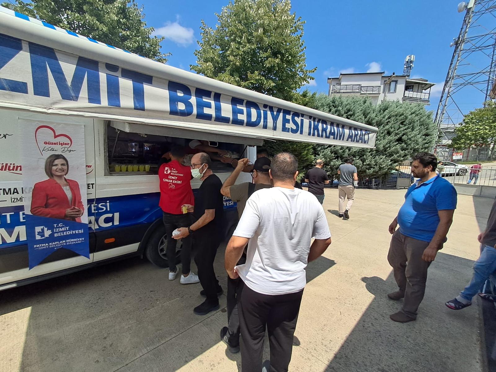 İzmit Belediyesi Orhan Mahallesi sakinleriyle Cuma namazı çıkışı buluştu (8)