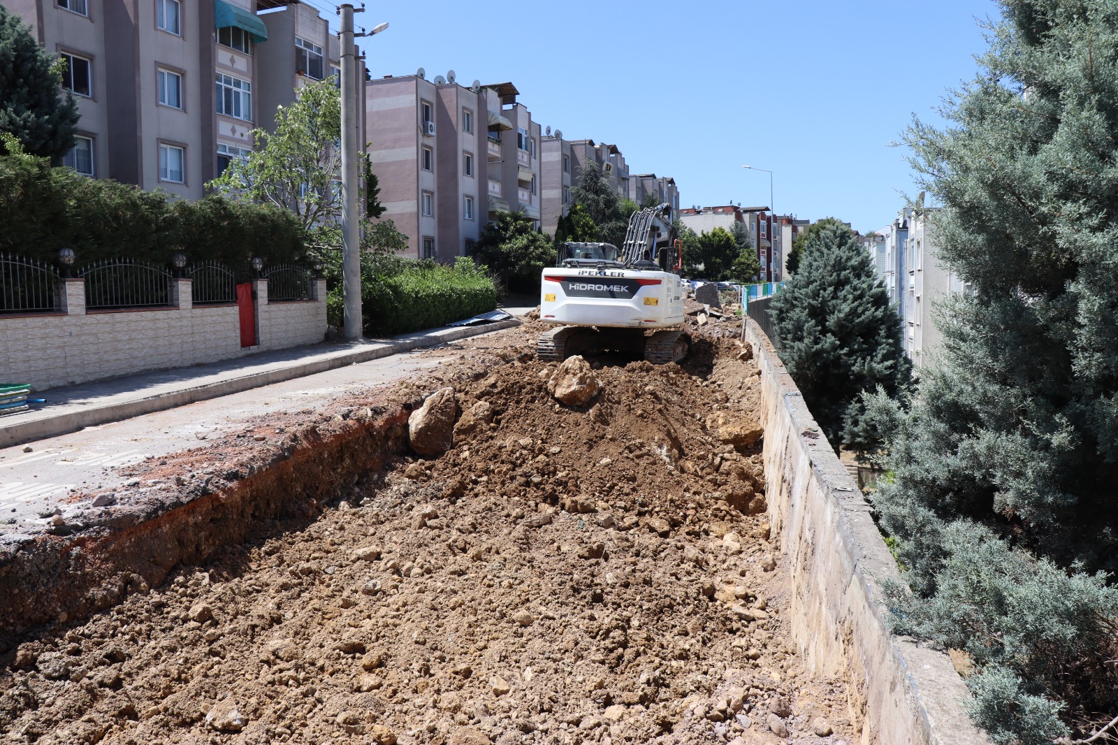 İzmit Belediyesi, Turgut'taki tehlikeli istinat duvarını yeniliyor (4)