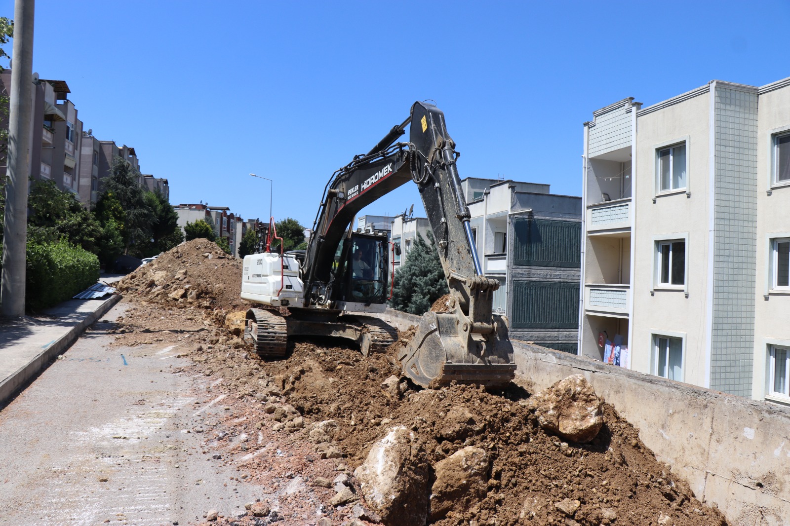 İzmit Belediyesi, Turgut'taki tehlikeli istinat duvarını yeniliyor (5)