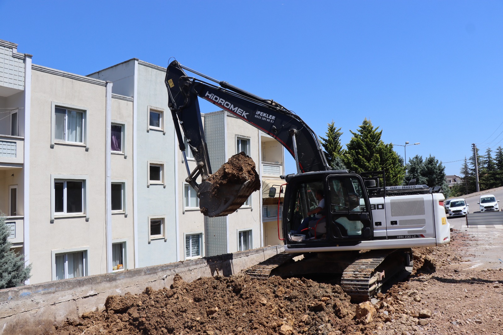 İzmit Belediyesi, Turgut'taki tehlikeli istinat duvarını yeniliyor (6)
