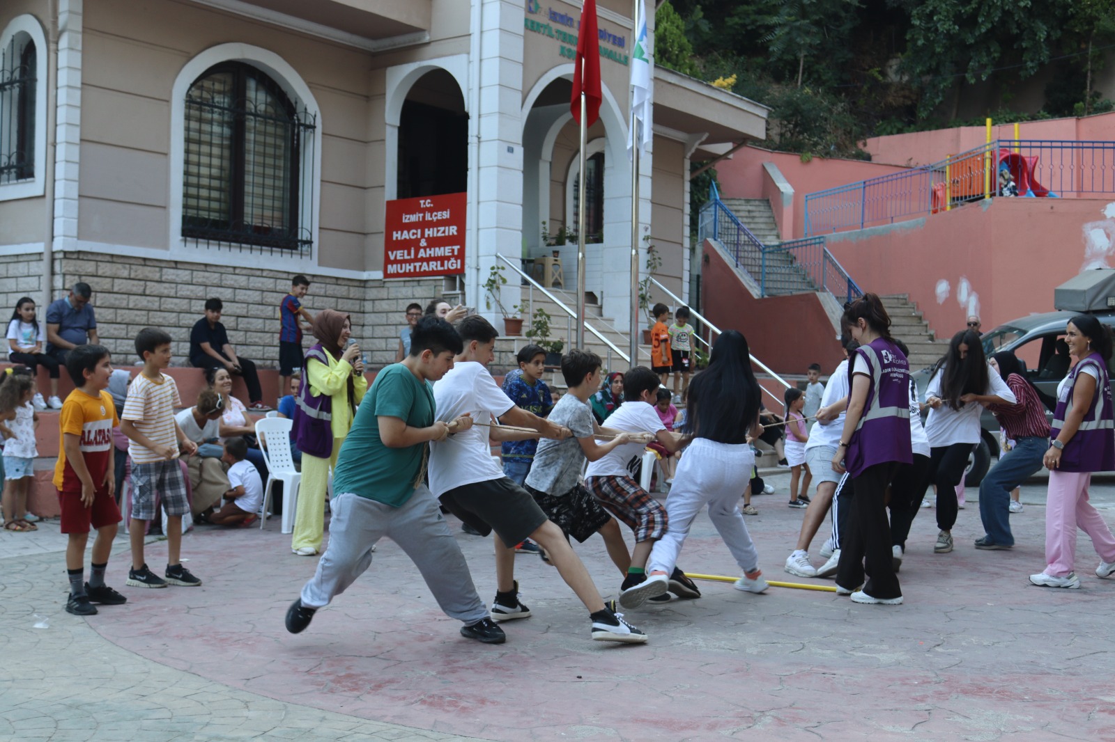 İzmit Belediyesi, Veliahmet’te çocuklara unutulmaz bir gün yaşattı (4)