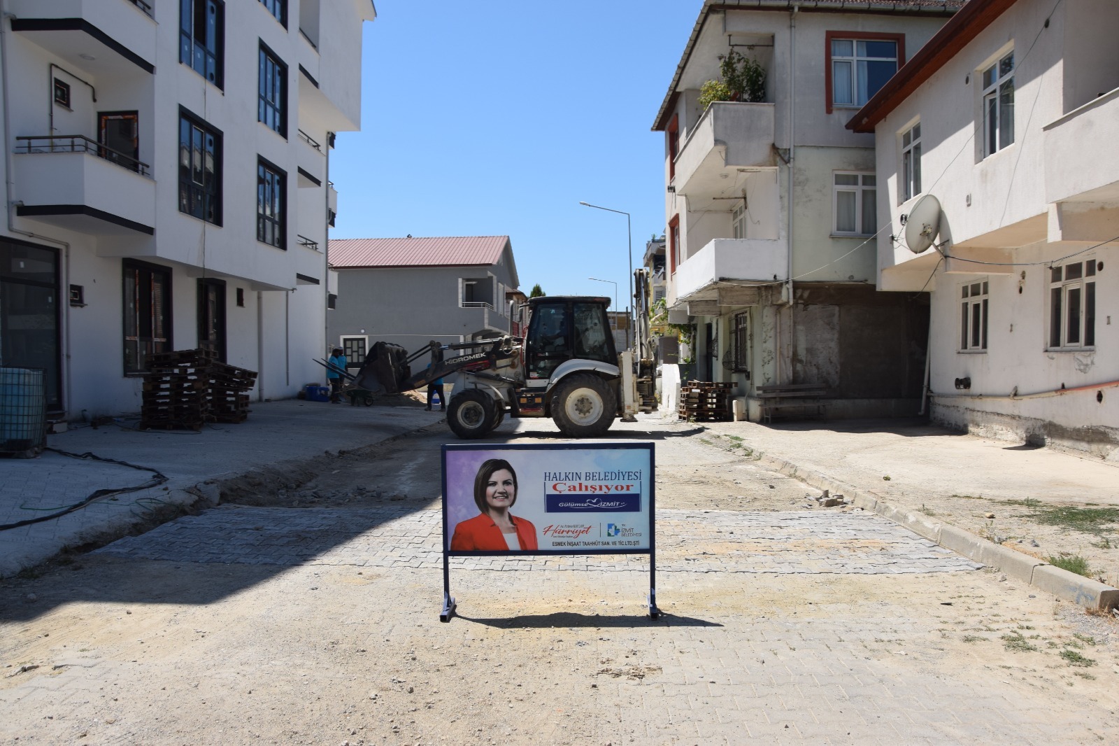 İzmit Belediyesi, Yörükler Sokak’ta bozulan parke yolu yeniledi (1)