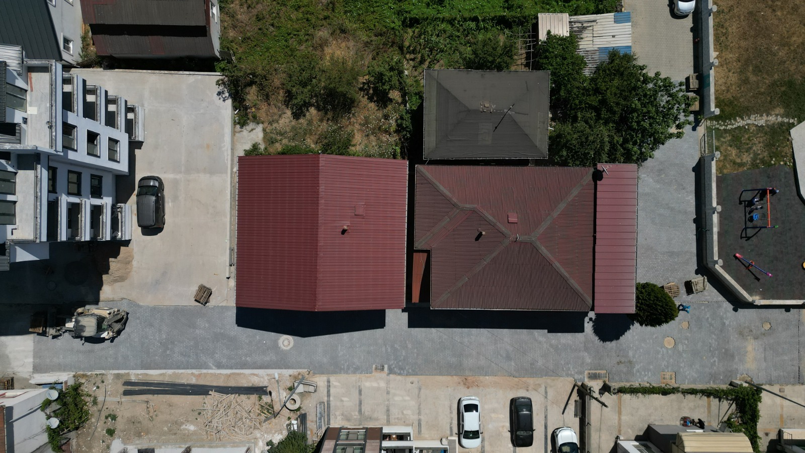 İzmit Belediyesi, Yörükler Sokak’ta bozulan parke yolu yeniledi (4)