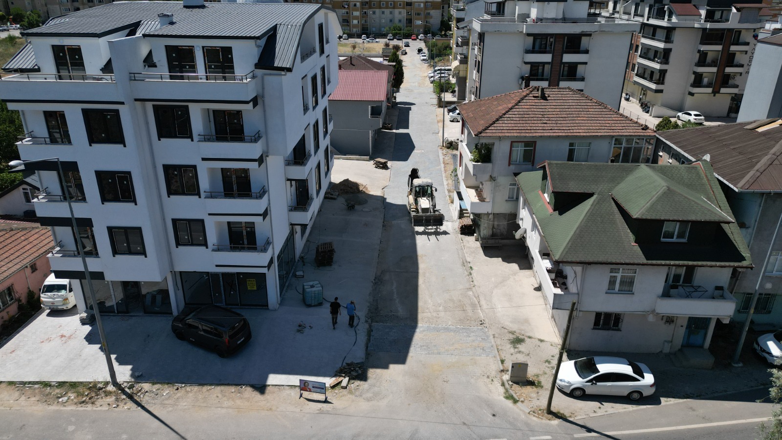 İzmit Belediyesi, Yörükler Sokak’ta bozulan parke yolu yeniledi (5)