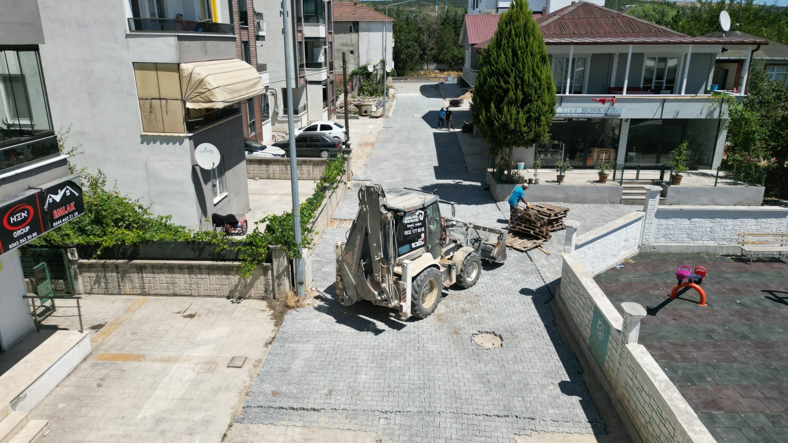 İzmit Belediyesi, Yörükler Sokak’ta bozulan parke yolu yeniledi (6)