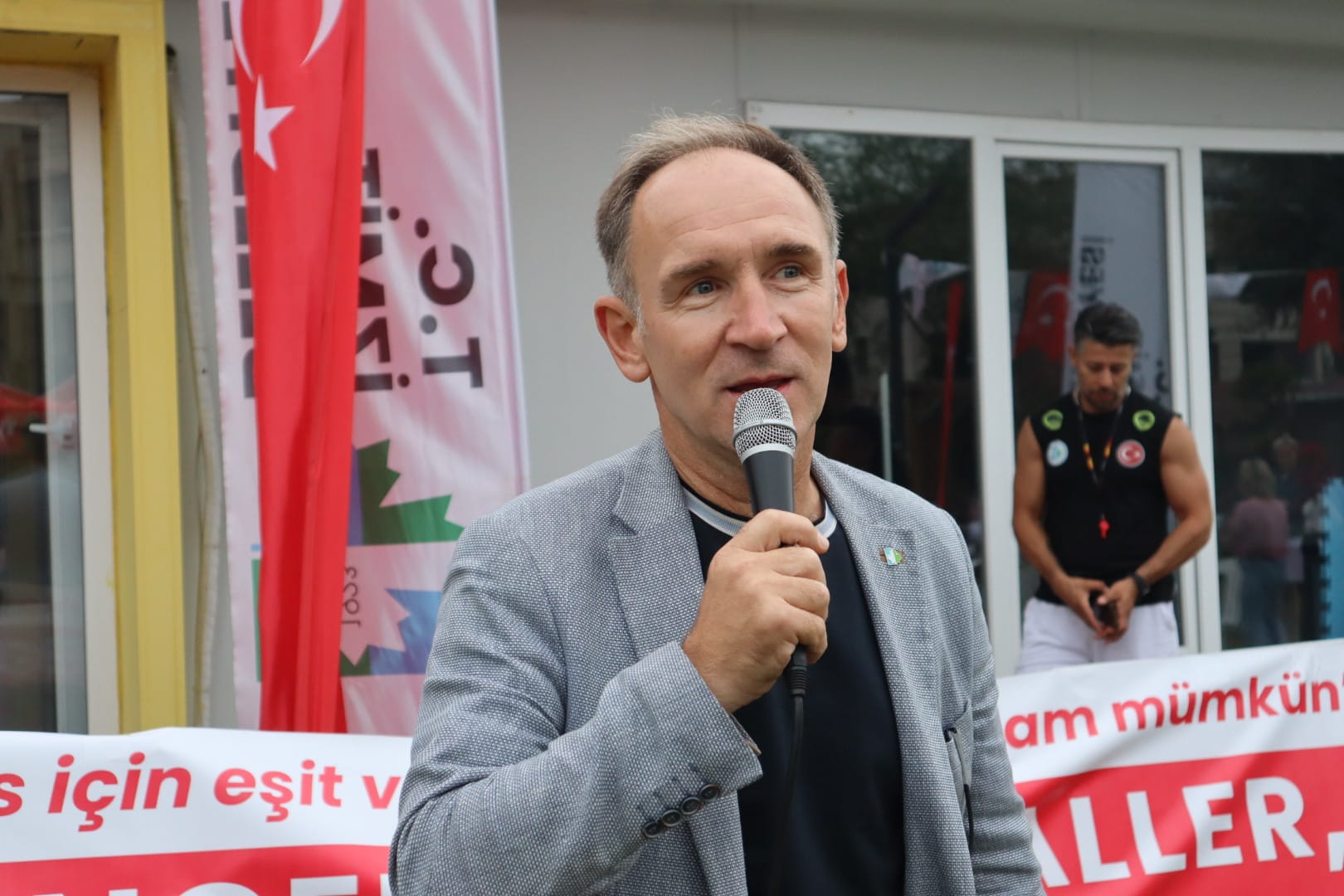 İzmit Belediyesi, otizmli bireylerle sahada kalplere dokundu (1)