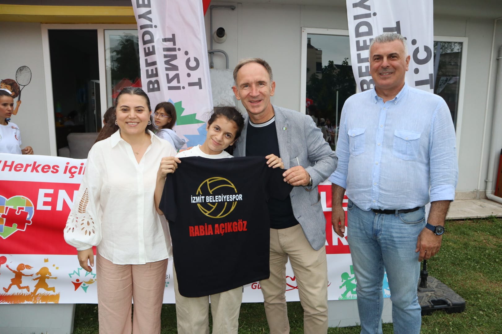 İzmit Belediyesi, otizmli bireylerle sahada kalplere dokundu (2)