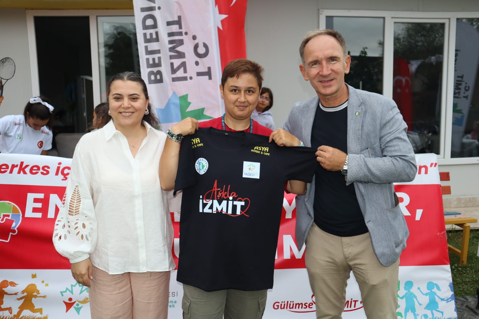 İzmit Belediyesi, otizmli bireylerle sahada kalplere dokundu (3)