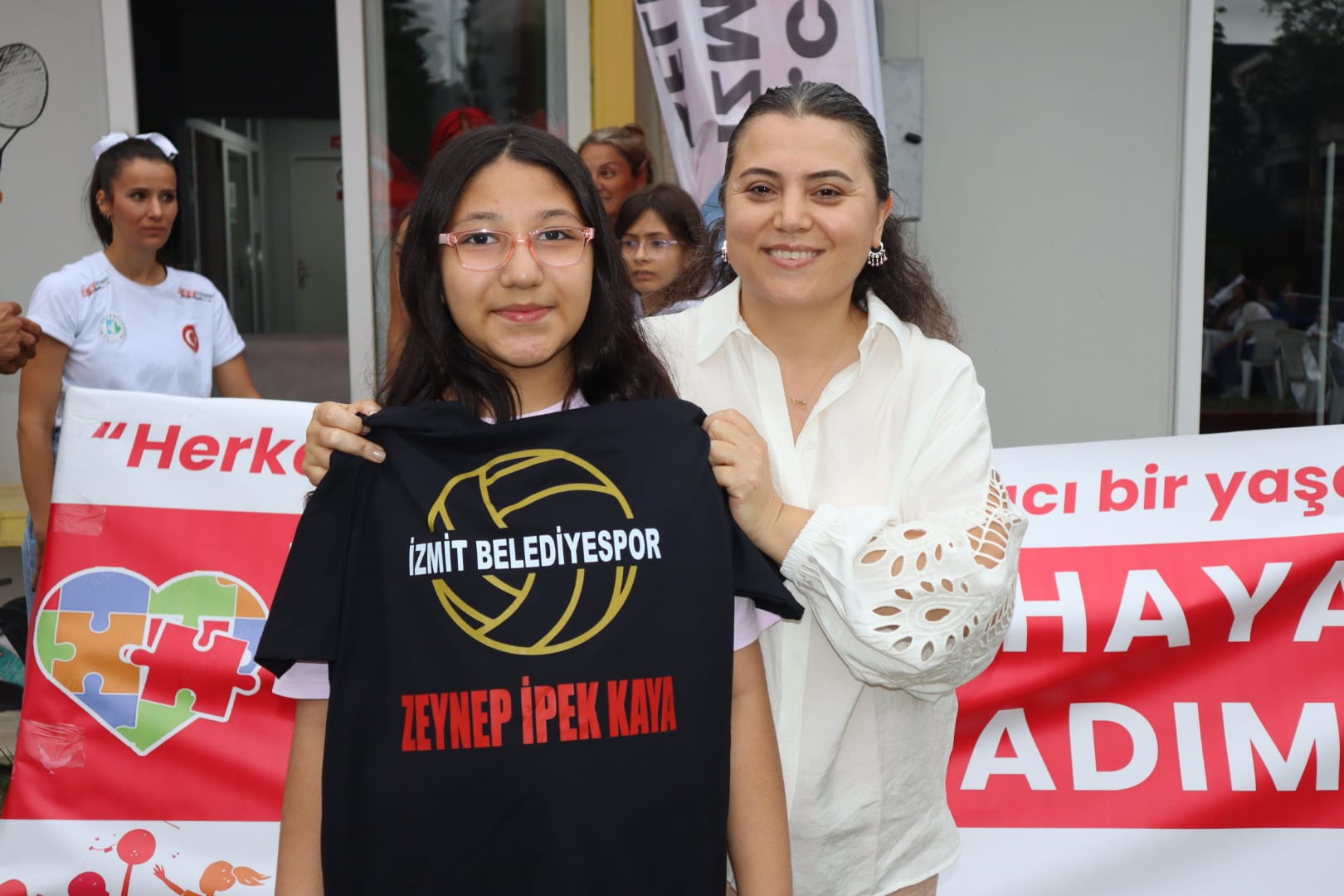 İzmit Belediyesi, otizmli bireylerle sahada kalplere dokundu (4)