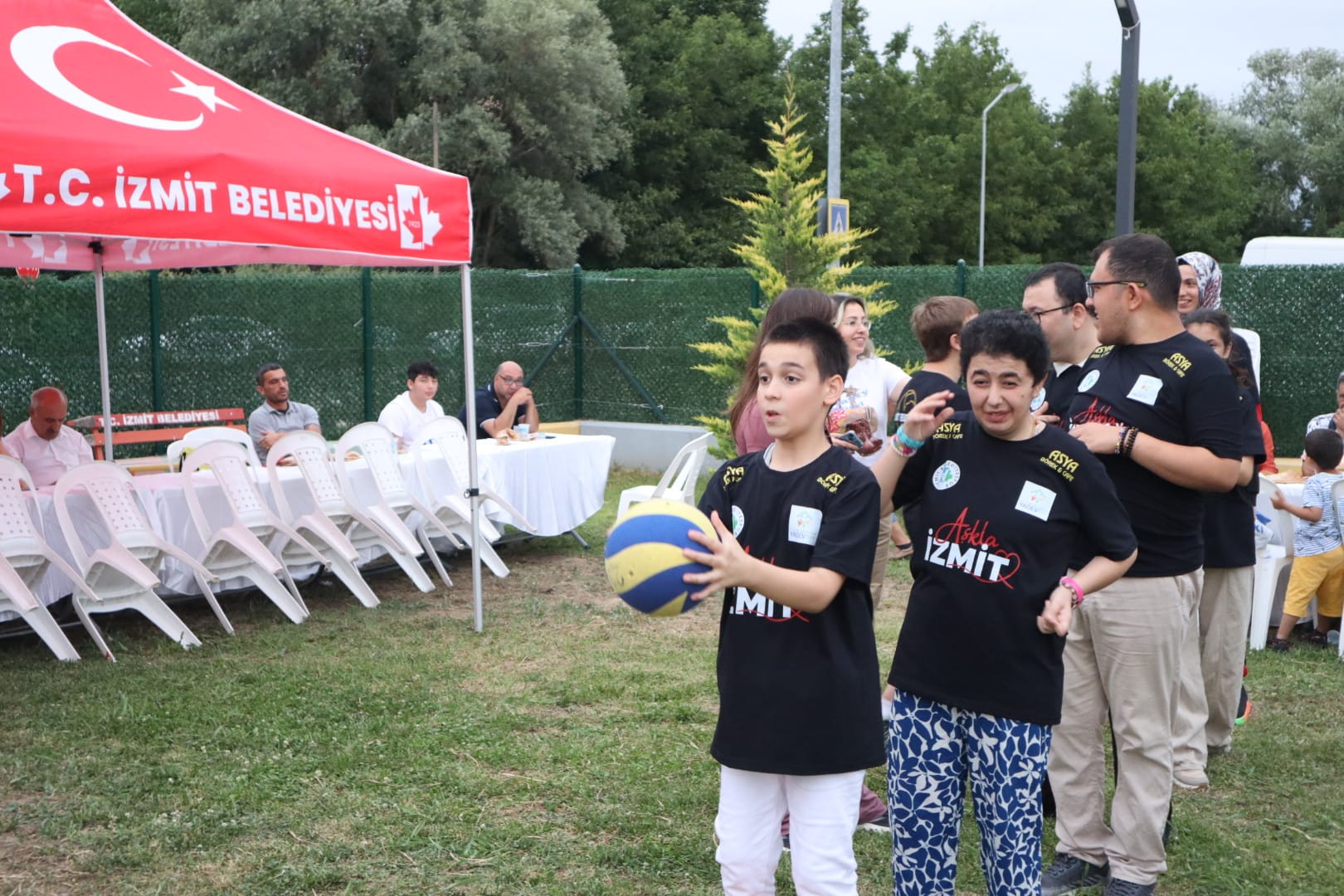 İzmit Belediyesi, otizmli bireylerle sahada kalplere dokundu (8)