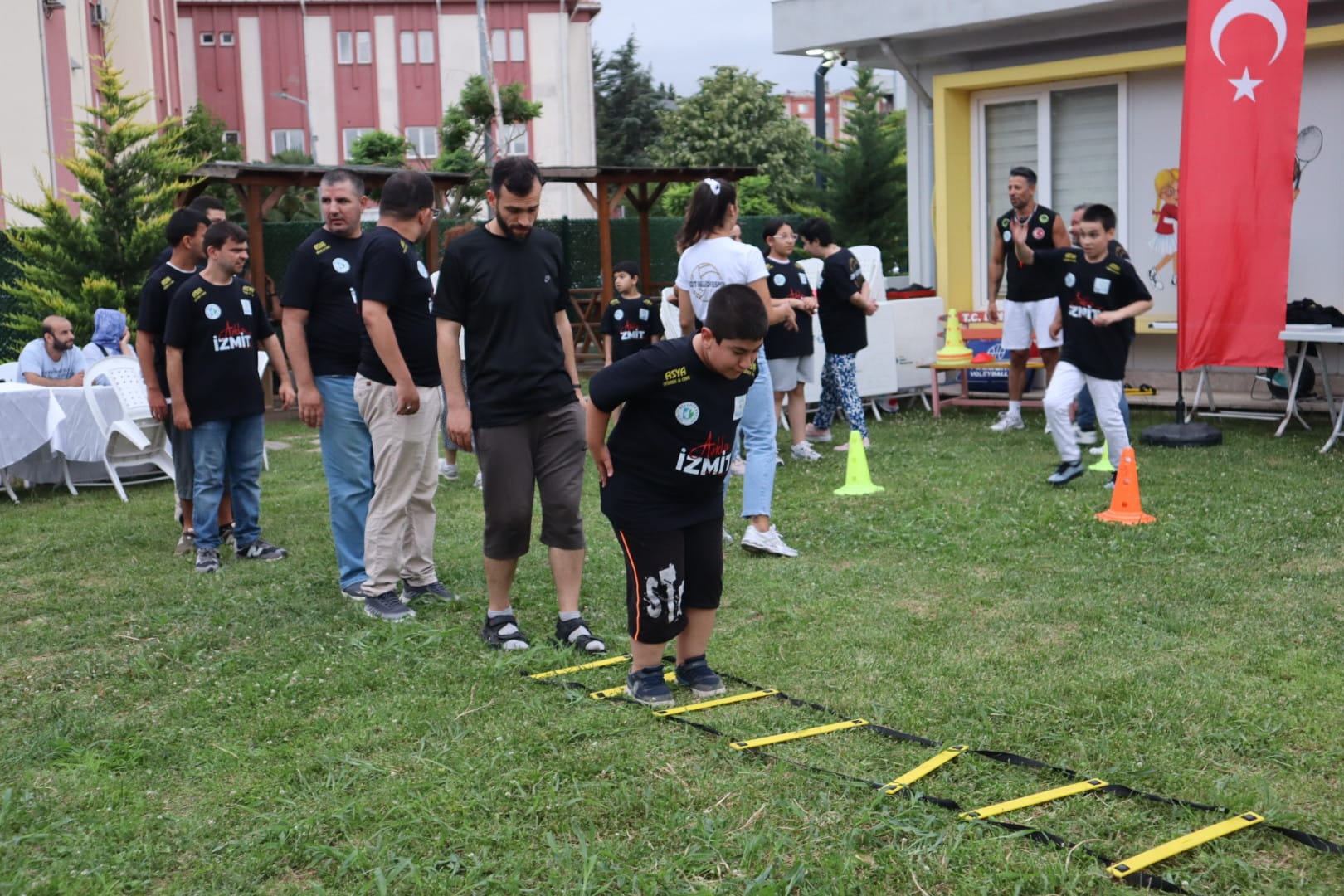 İzmit Belediyesi, otizmli bireylerle sahada kalplere dokundu (9)