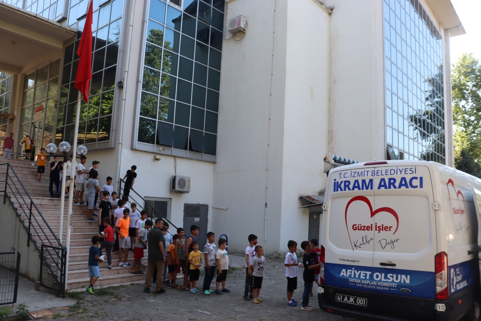 İzmit Belediyesinden Kur’an Kursu öğrencilerine ikram sürprizi (1)