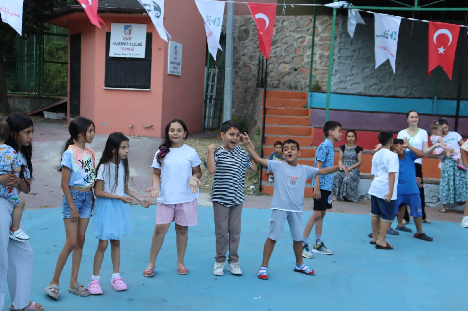 Izmit'in yaz eglencesi Terzibayiri'nda çocuklarla bulustu (9)