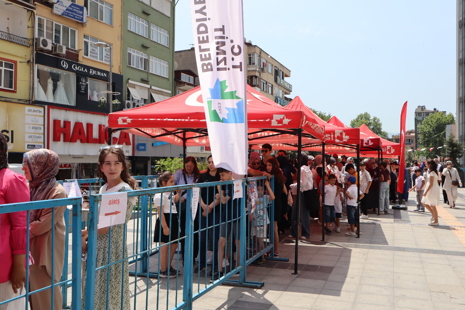 Karneni Getir, Biletini Götür etkinligine yogun ilgi Uzun kuyruklar olustu (6)