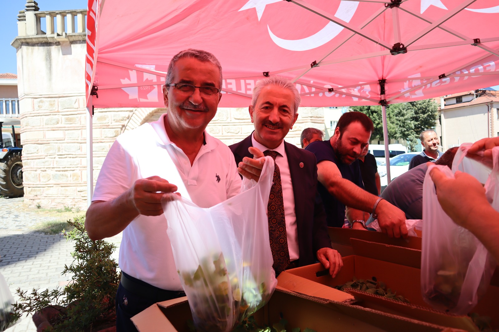 Akmese'de vatandaslara binlerce fide dagitildi (1)