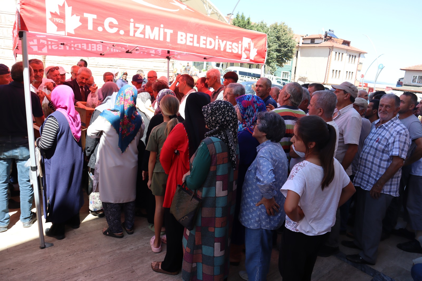 Akmese'de vatandaslara binlerce fide dagitildi (7)