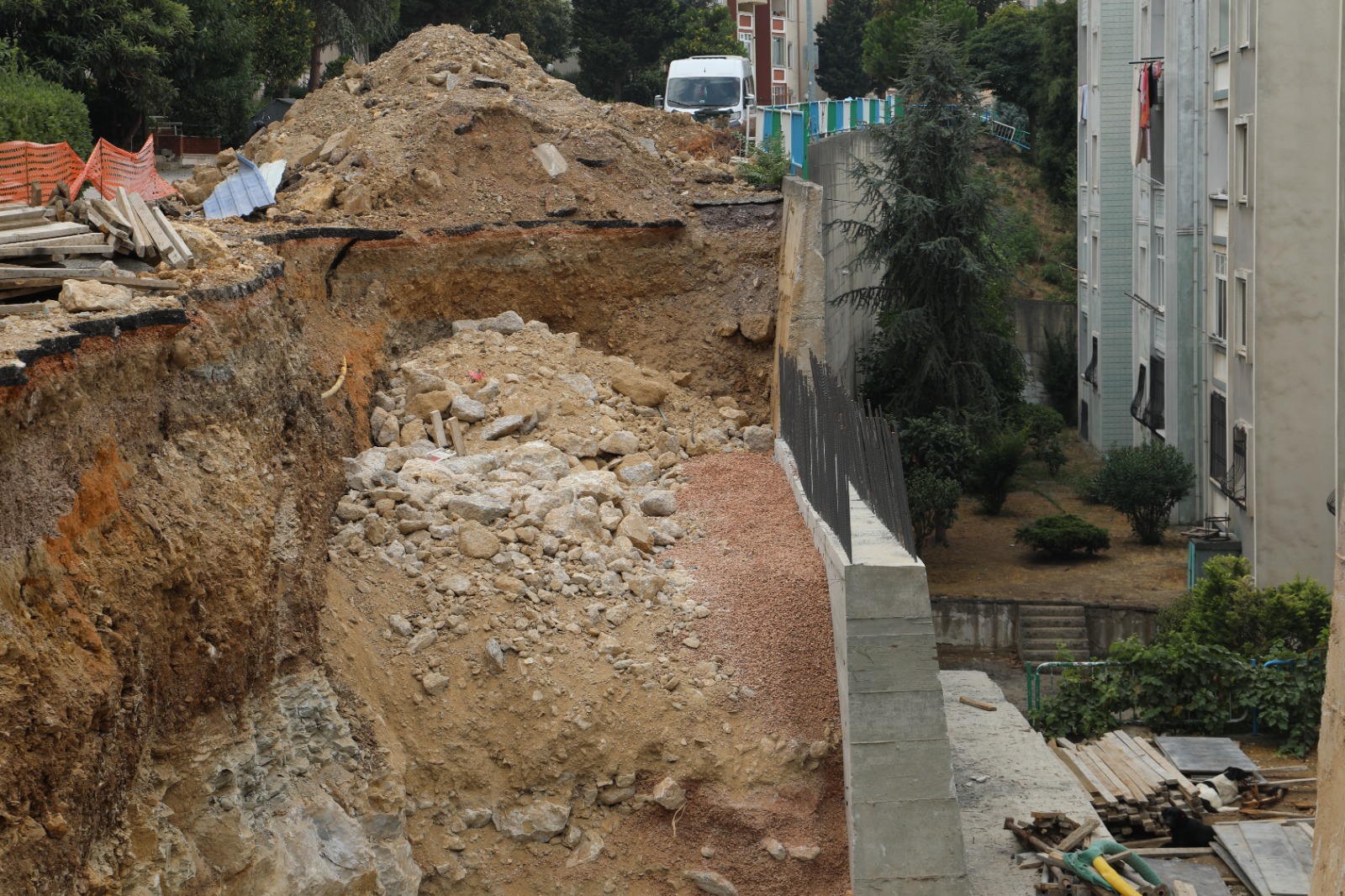 Fatma Başkan, istinat duvarı çalışmasını yerinde denetledi (3)