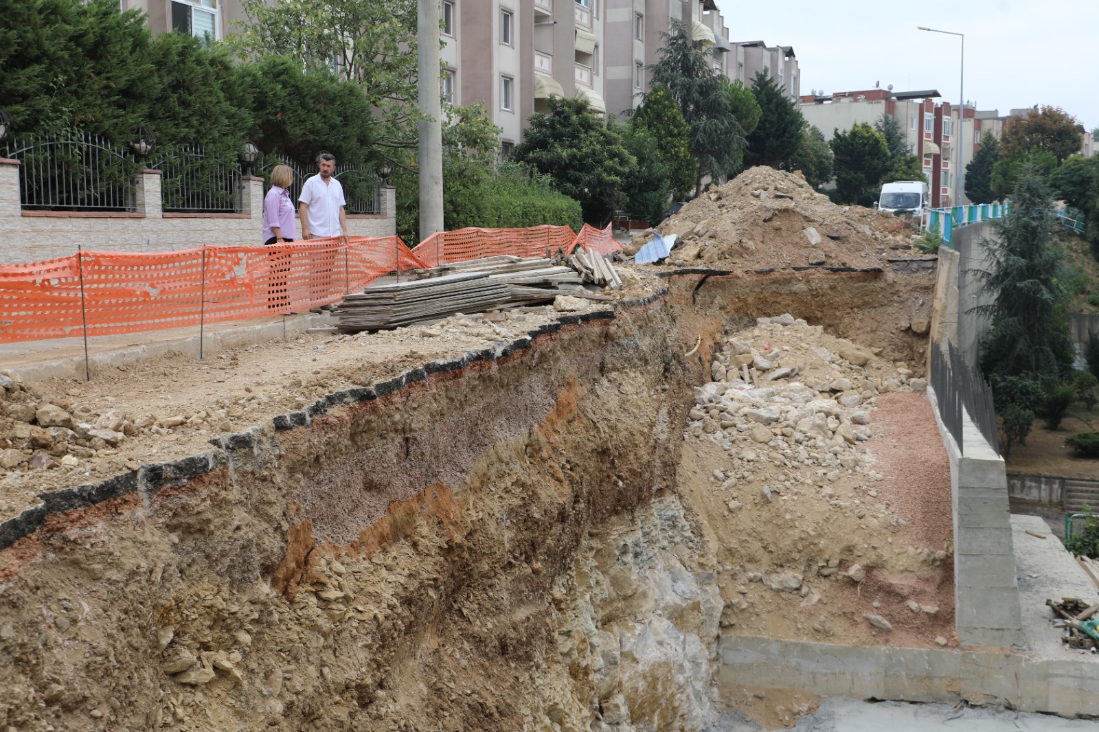 Fatma Başkan, istinat duvarı çalışmasını yerinde denetledi (4)