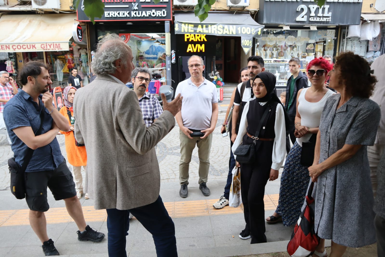 İzmit Belediyesi şair ve yazar derneklerini Edebiyat Sokağında dinledi (5)