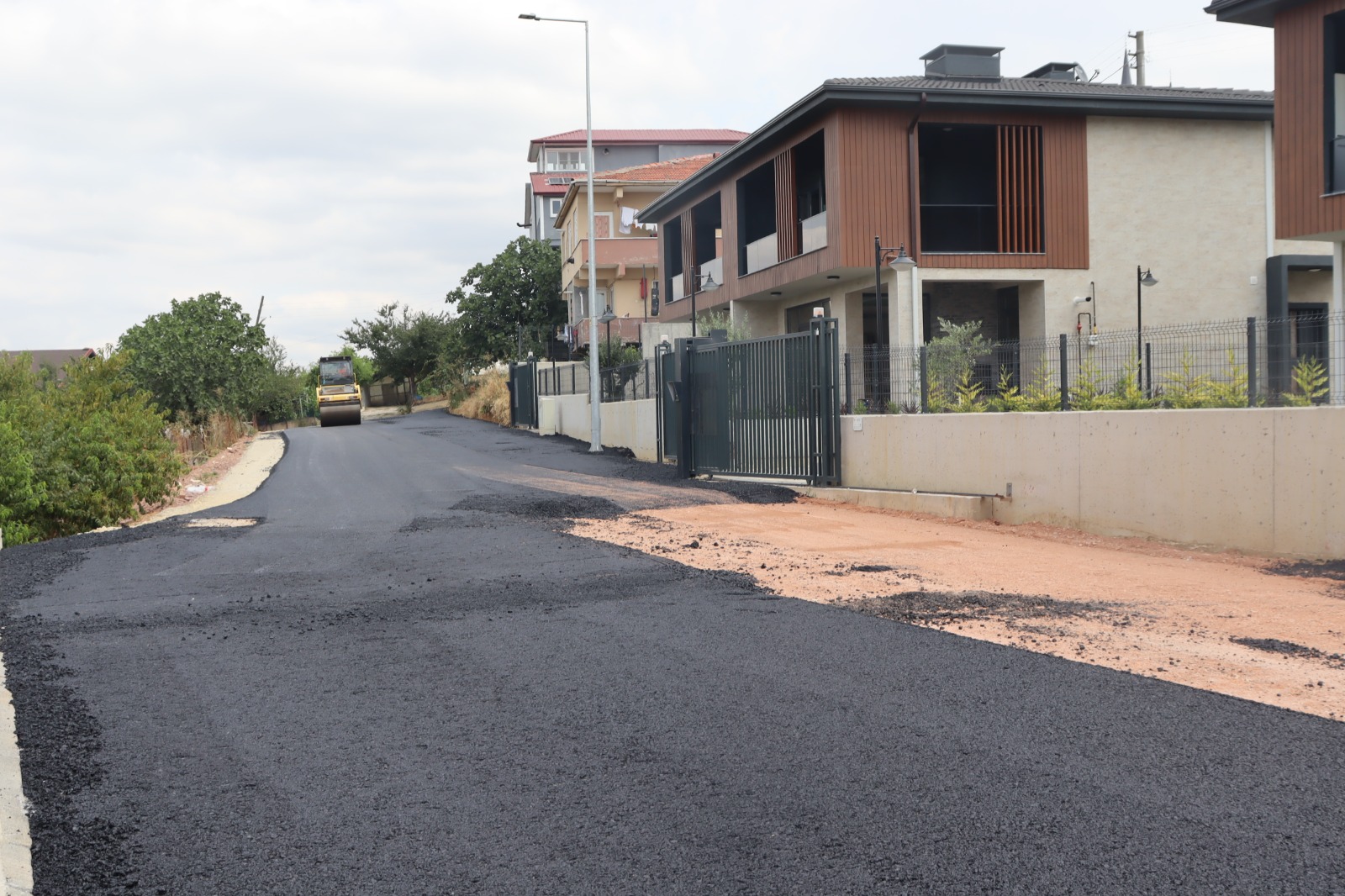 İzmit Belediyesinden Kabaoğlu’nda yoğun asfalt çalışması (6)
