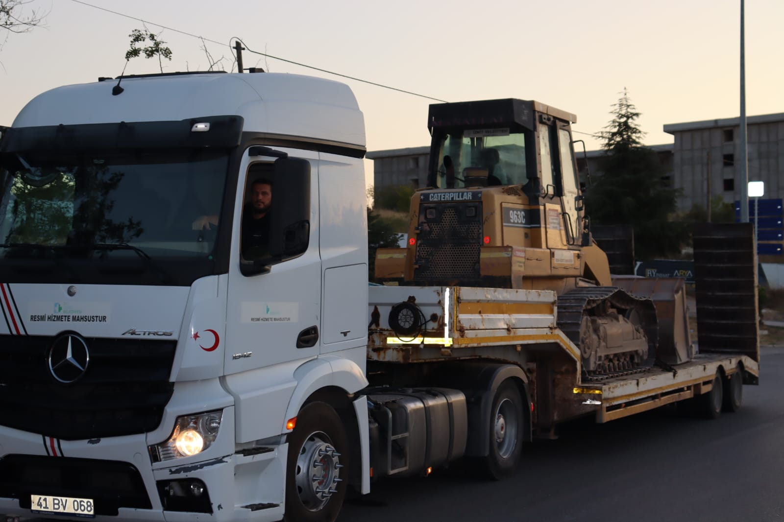Izmit Belediyesinden Karamürsel yanginina destek (3)