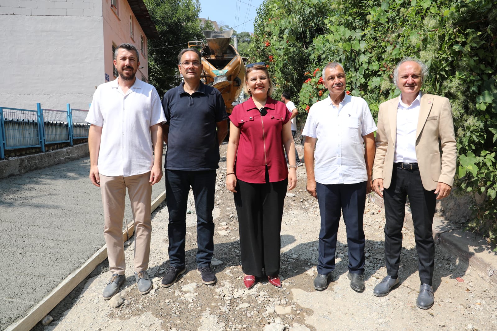 İzmit Belediyesinden üç mahalleyi birleştiren sokakta güvenli ulaşım adımı (1)