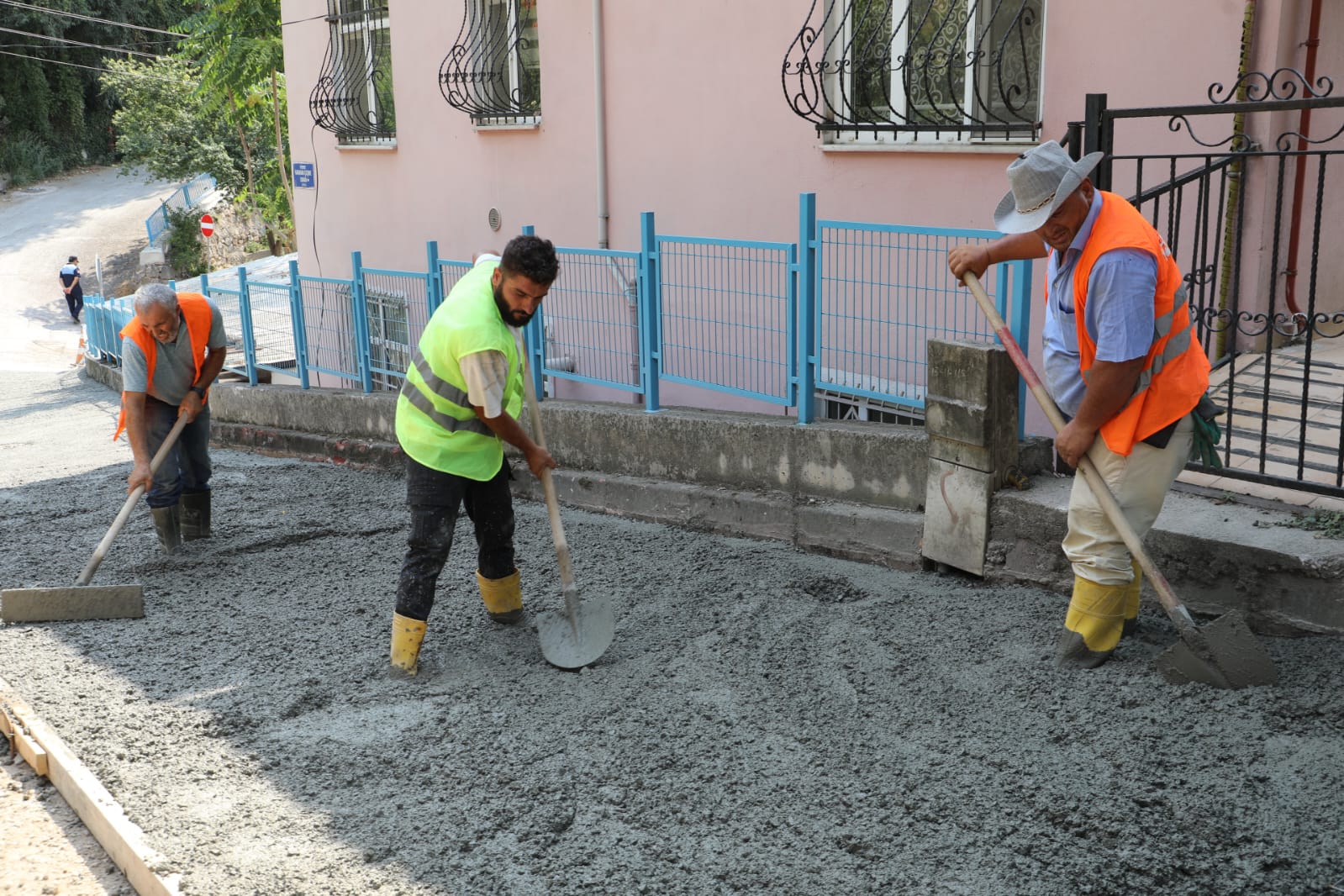 İzmit Belediyesinden üç mahalleyi birleştiren sokakta güvenli ulaşım adımı (5)