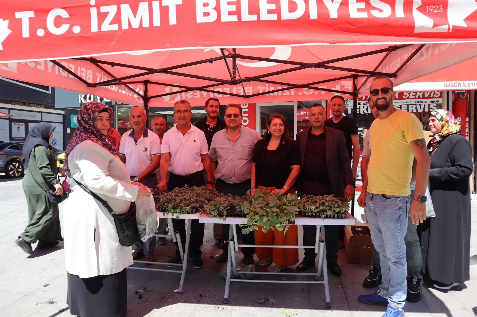 Izmit Belediyesinden vatandaslara fide hediyesi (1)