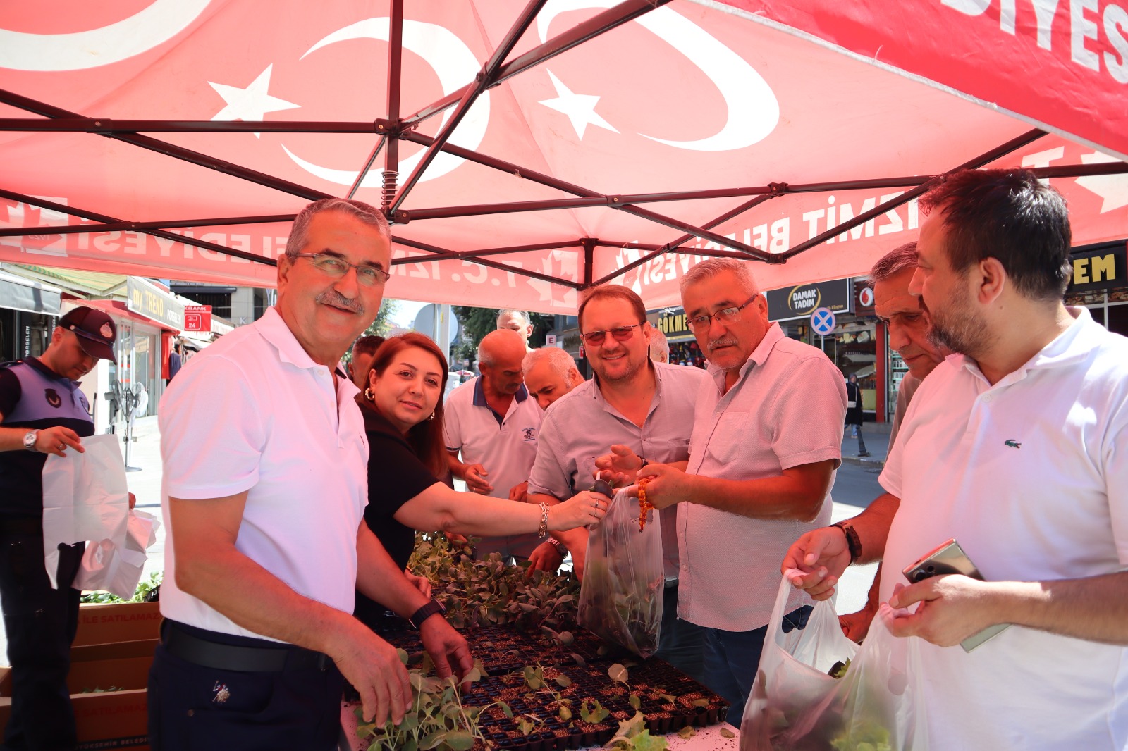 Izmit Belediyesinden vatandaslara fide hediyesi (3)