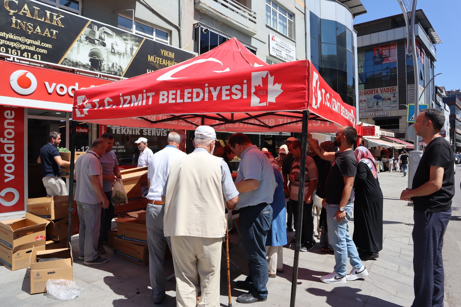 Izmit Belediyesinden vatandaslara fide hediyesi (7)