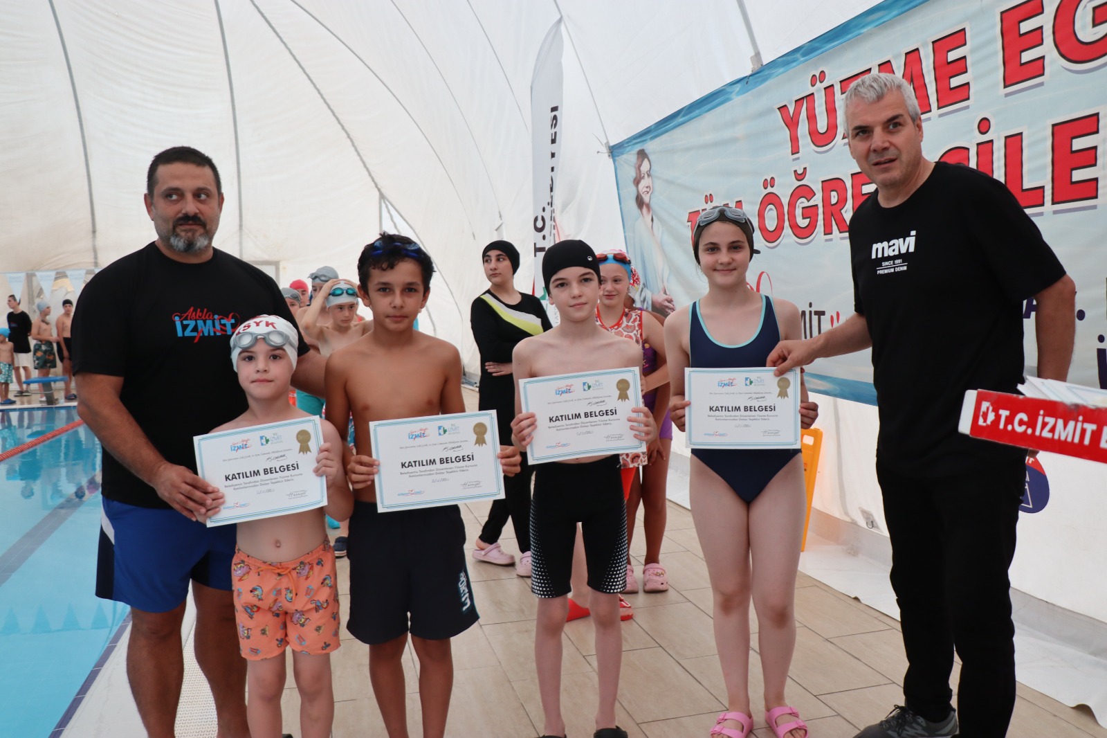 Izmit Yüzme Bilmeyen Kalmasin Projesinde sertifika heyecani (8)