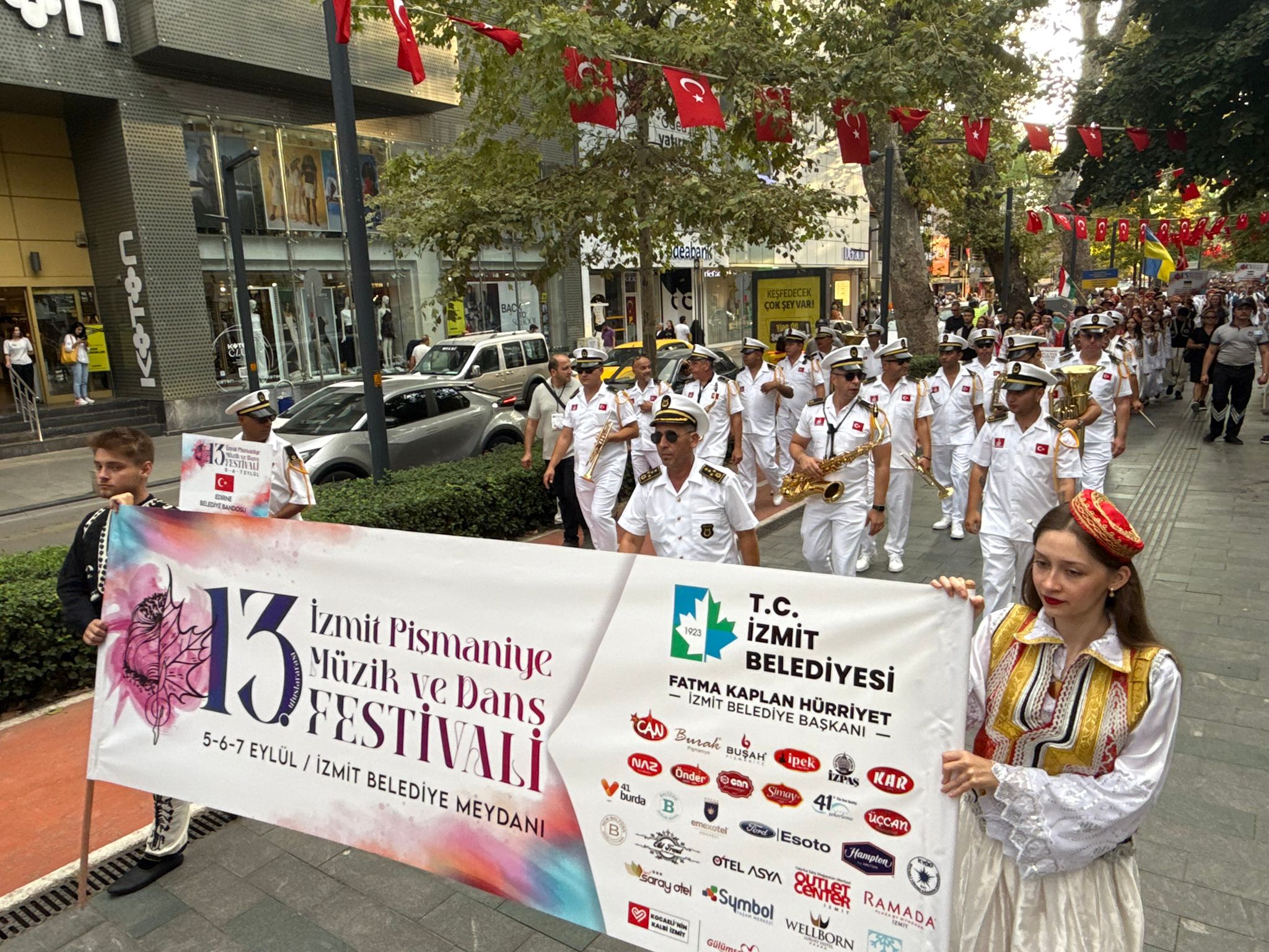 13. Uluslararası İzmit Pişmaniye Müzik ve Dans Festivali kortejle başladı (1)