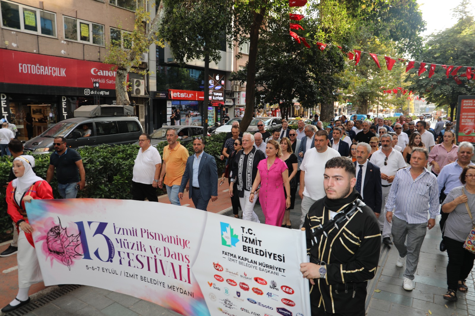 13. Uluslararası İzmit Pişmaniye Müzik ve Dans Festivali kortejle başladı (17)