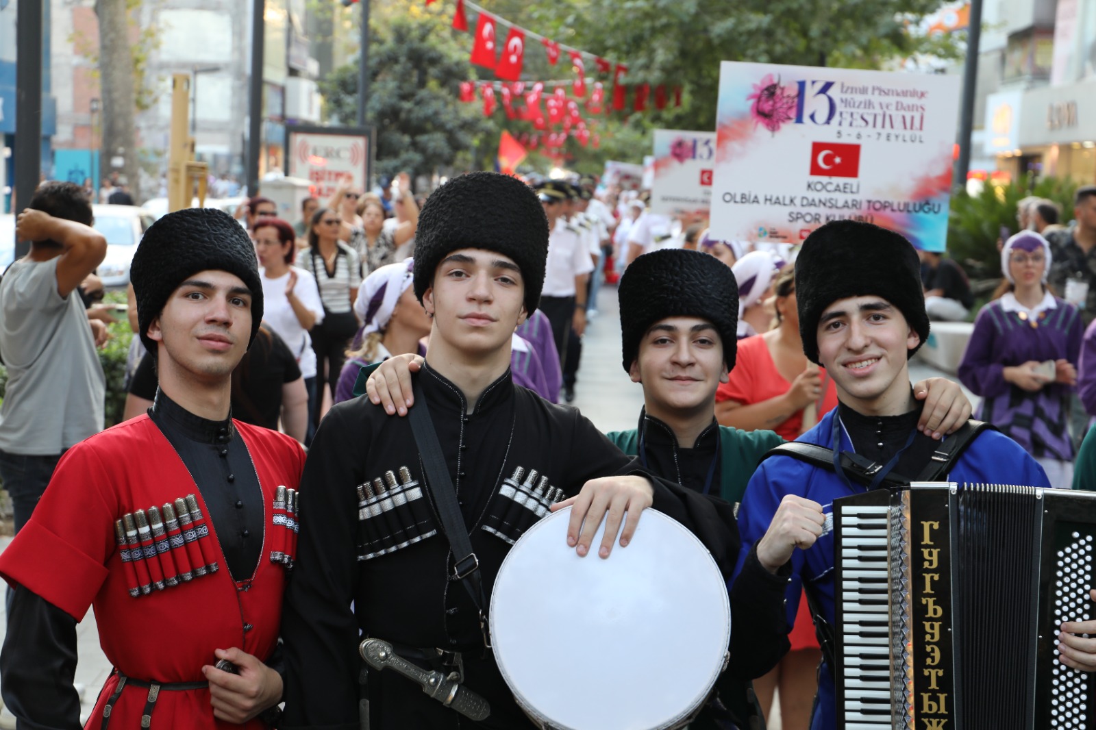 13. Uluslararası İzmit Pişmaniye Müzik ve Dans Festivali kortejle başladı (19)