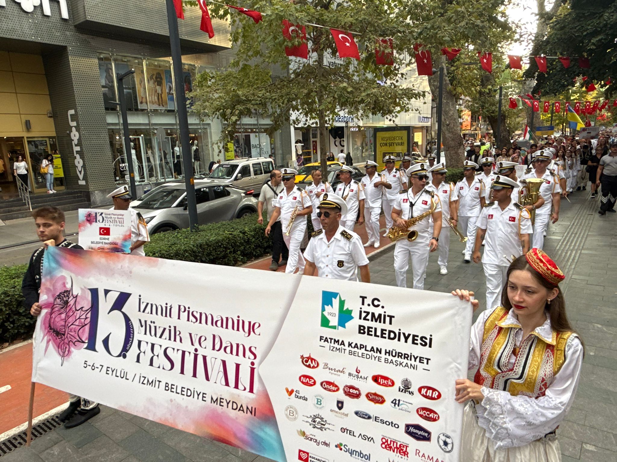 13. Uluslararası İzmit Pişmaniye Müzik ve Dans Festivali kortejle başladı (2)