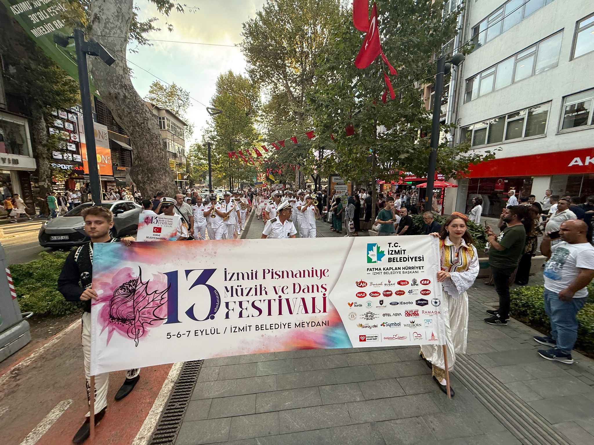 13. Uluslararası İzmit Pişmaniye Müzik ve Dans Festivali kortejle başladı (3)