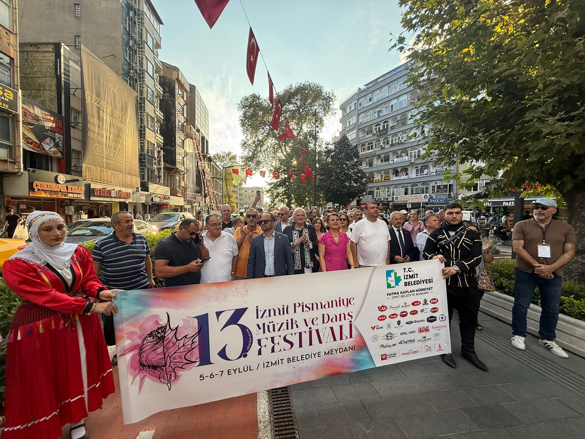 13. Uluslararası İzmit Pişmaniye Müzik ve Dans Festivali kortejle başladı (4)