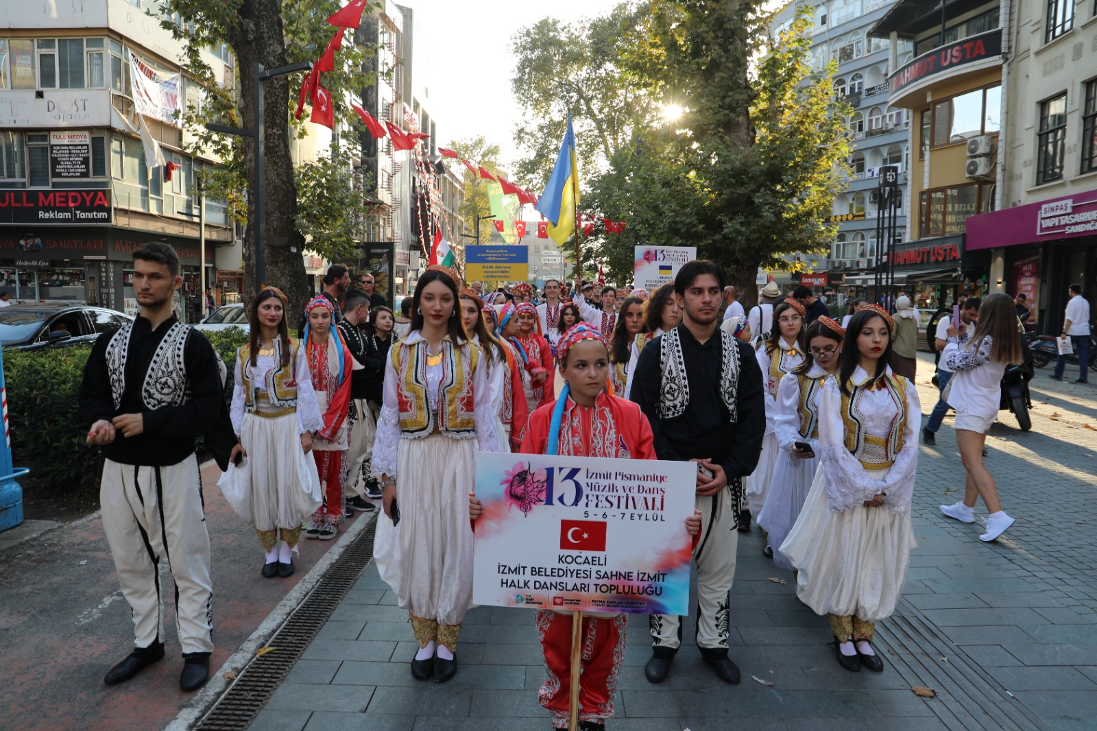 13. Uluslararası İzmit Pişmaniye Müzik ve Dans Festivali kortejle başladı (7)