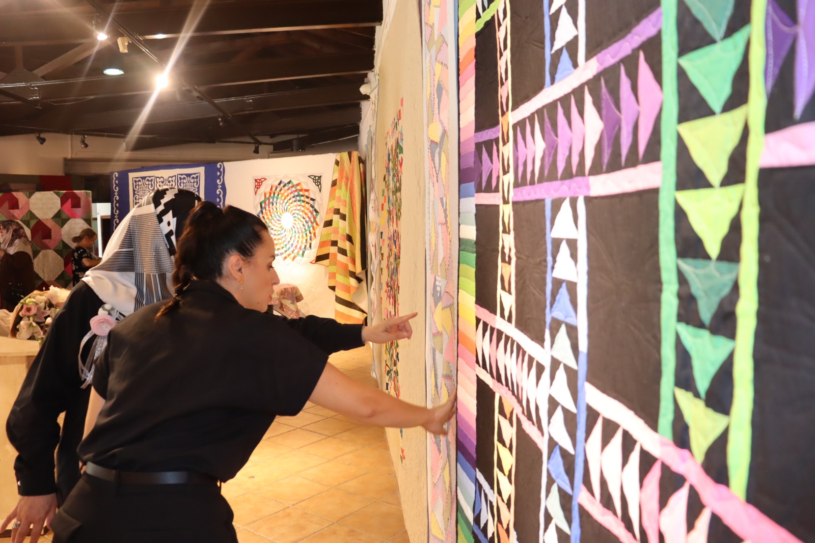 41 Eserle ‘Kumaşların Aşkı’ sergisi açıldı (3) 41 Eserle ‘Kumaşların Aşkı’ sergisi açıldı (3)