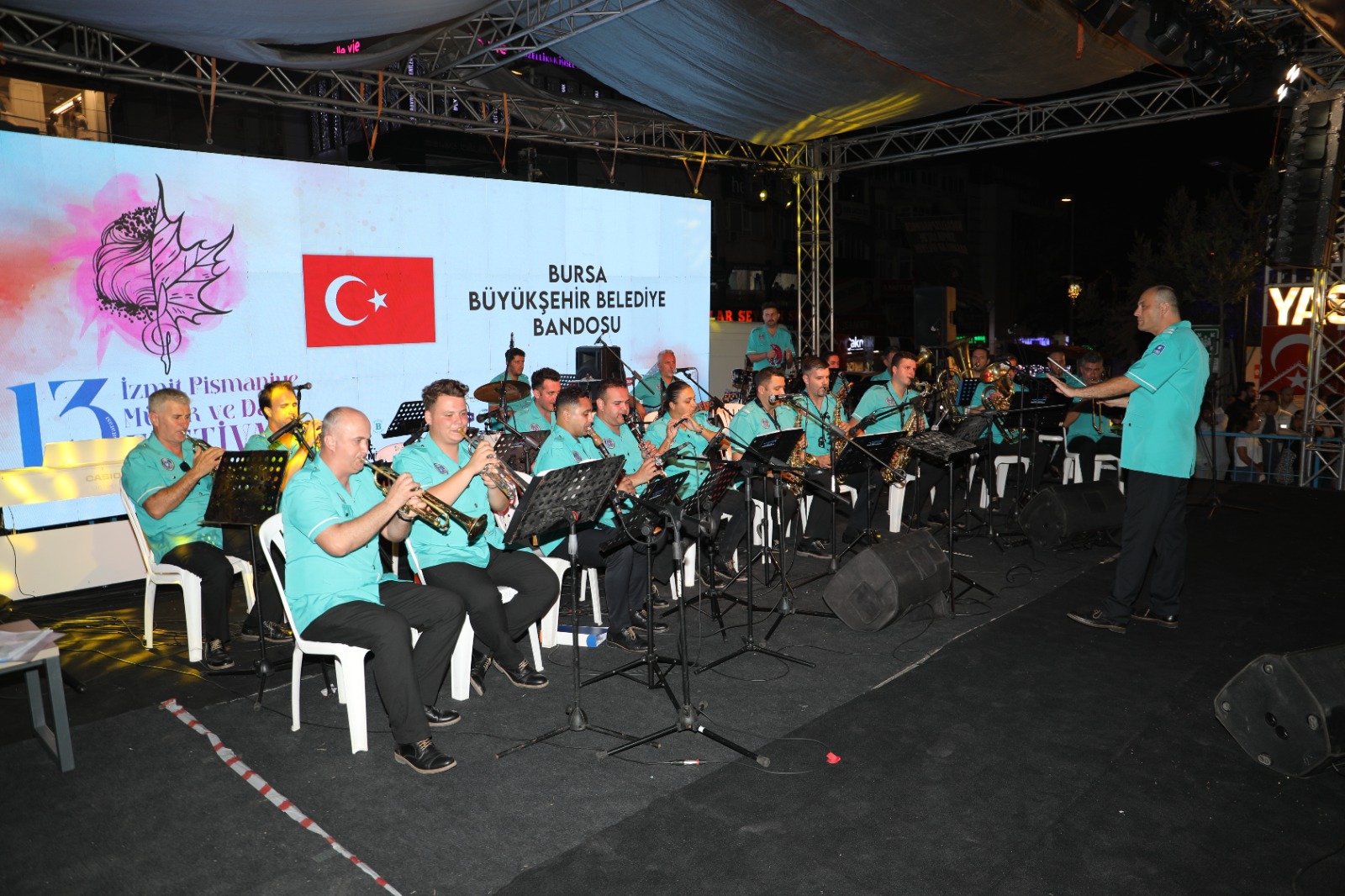 Bando ekipleri Pismaniye Festivaline büyük renk kattilar (5) Bando ekipleri Pismaniye Festivaline büyük renk kattilar (5)